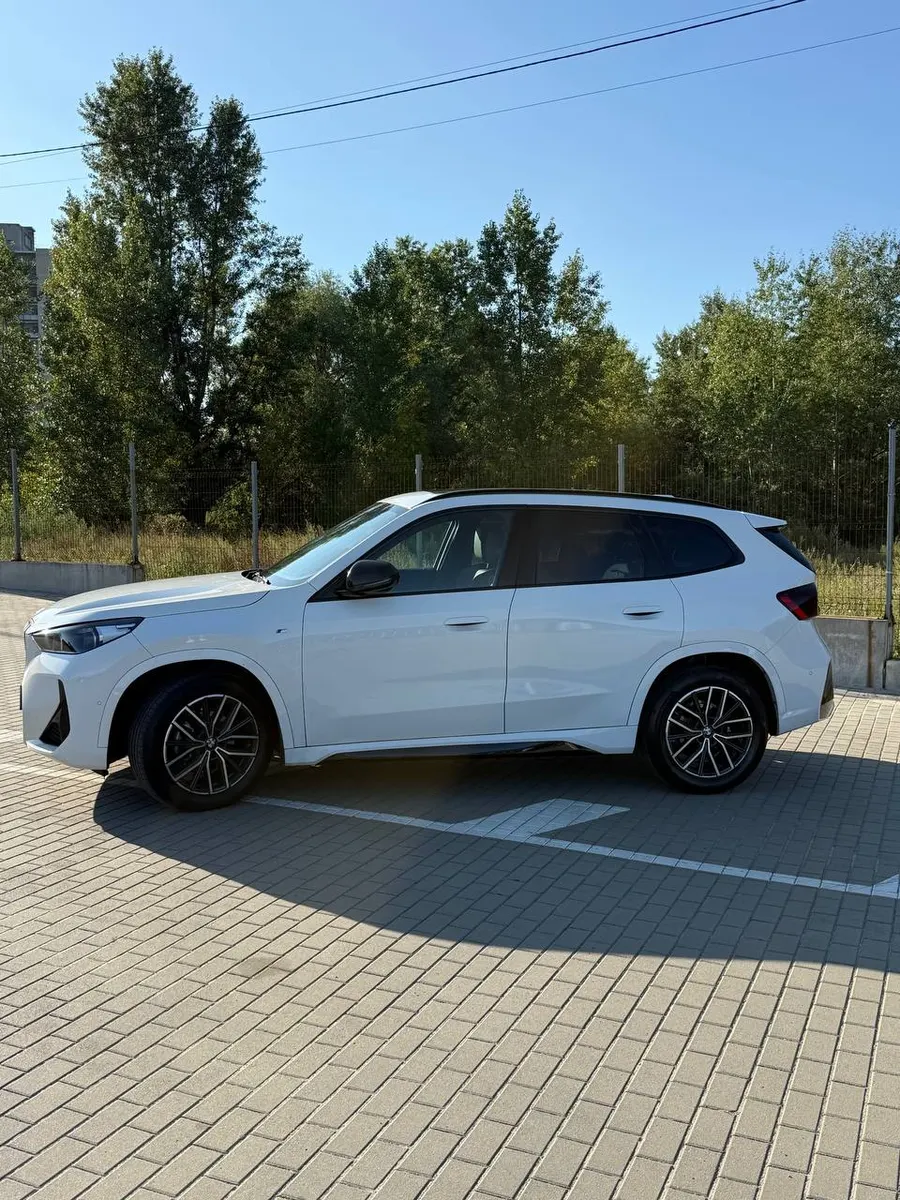 BMW X1 збоку — авто розіграшу «BMW замість кави»